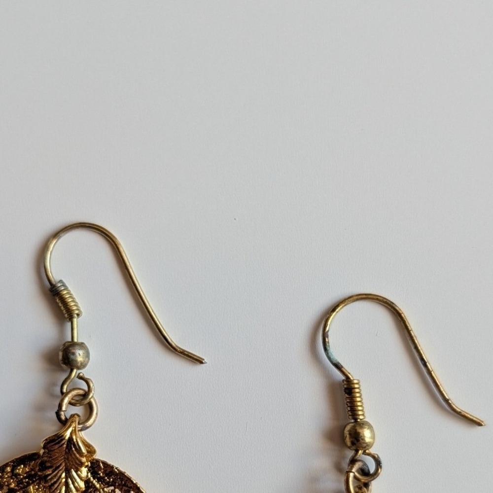 Gold Tone Filigree Leaf Drop Dangle Earrings Nature Inspired Openwork Hook - Picture 3 of 3